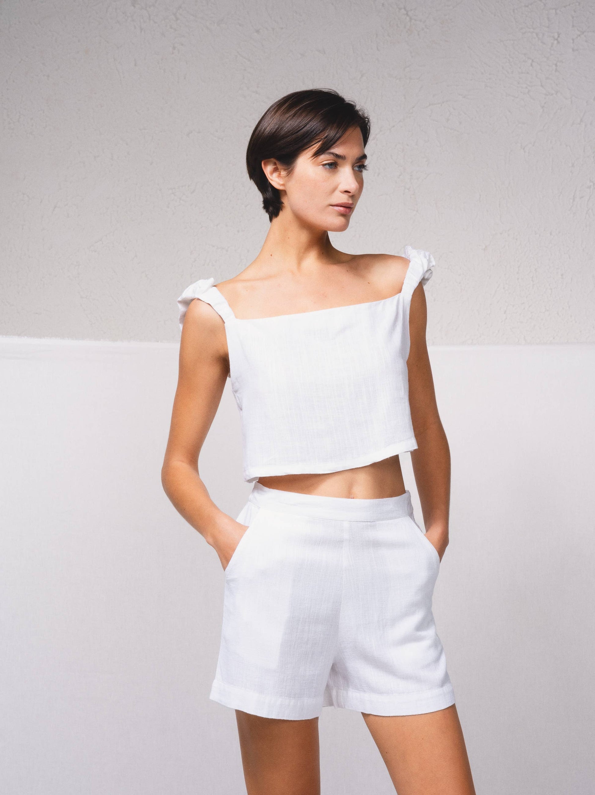 Top corto in lino con spalline arricciate