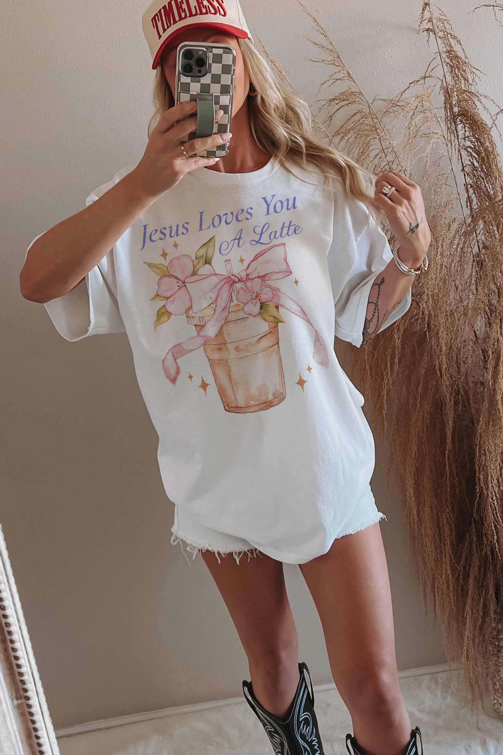 T-shirt oversize grafica “Jesus Loves You A Latte” in cotone