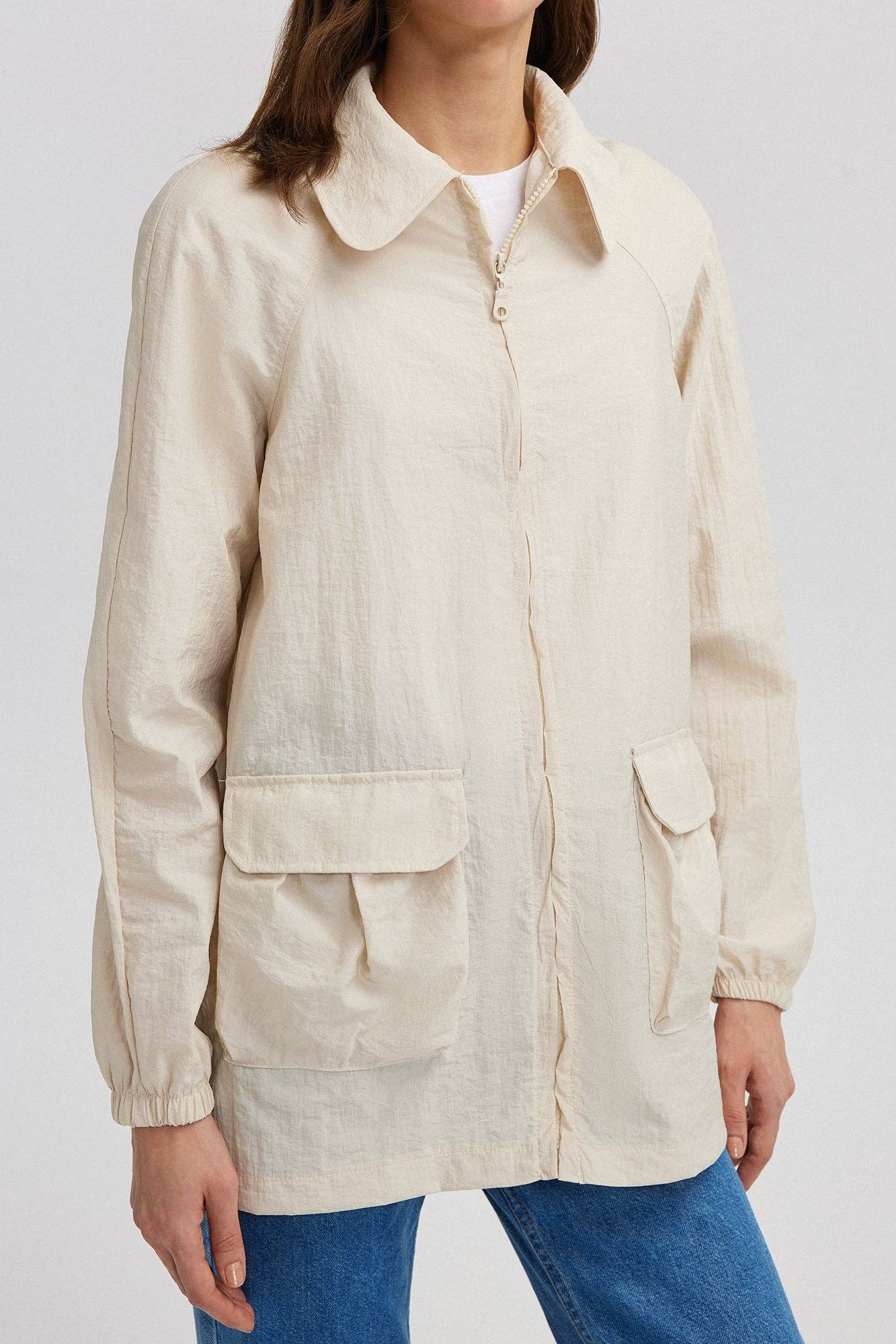 Impermeabile beige con tasche applicate