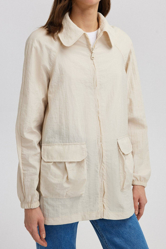 Impermeabile beige con tasche applicate
