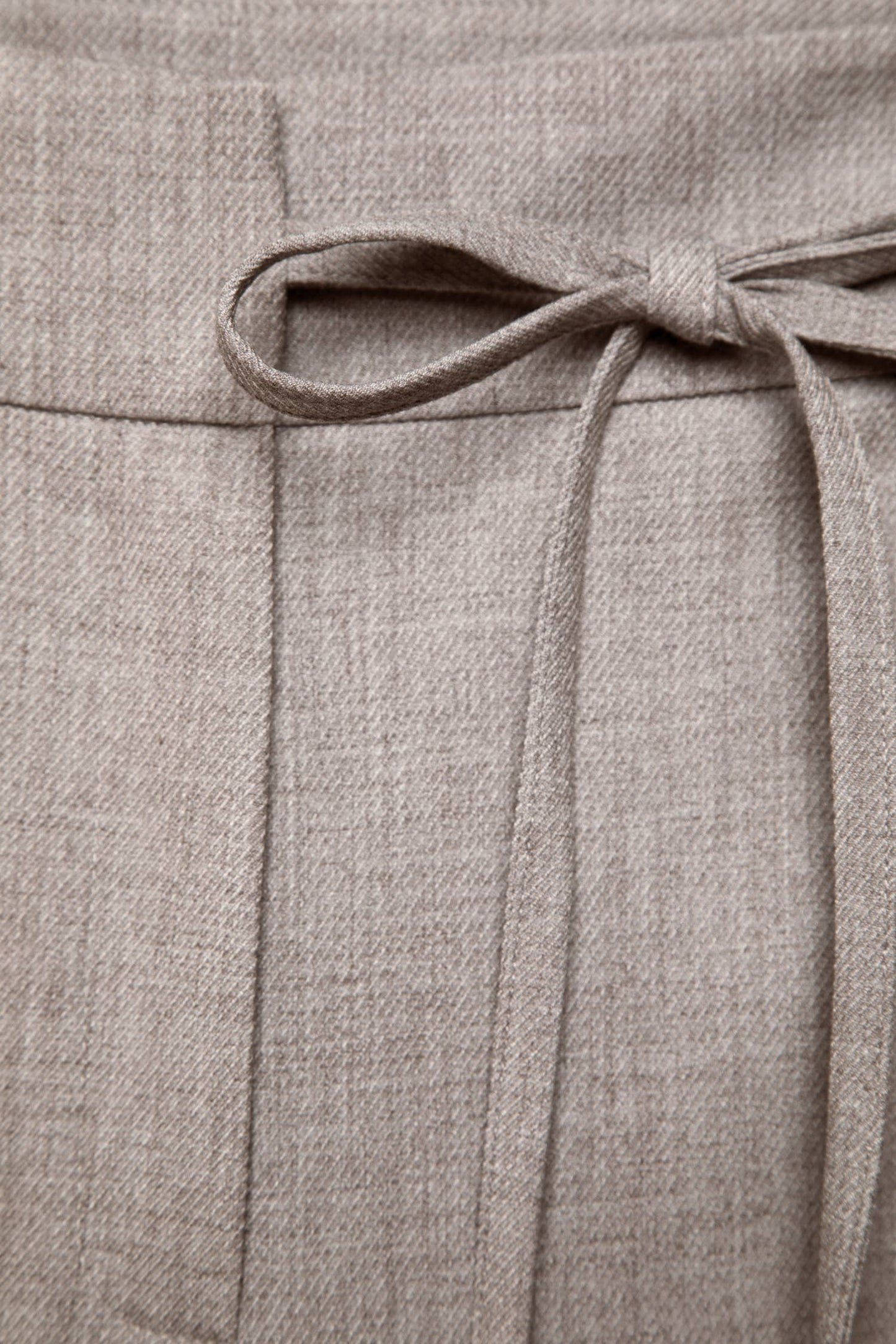Pantaloni dritti con laccio in vita