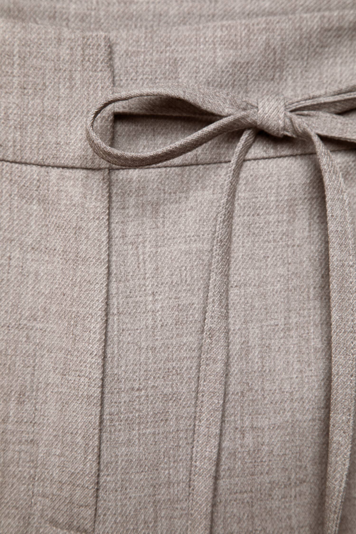 Pantaloni dritti con laccio in vita