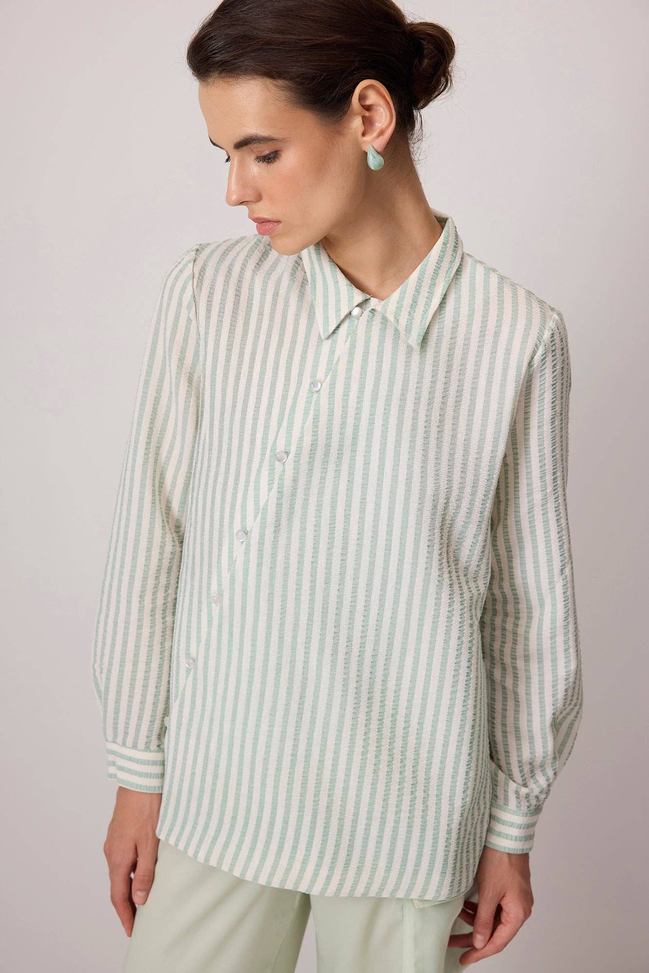 Camicia seersucker a righe con bottoni asimmetrici menta e bianco