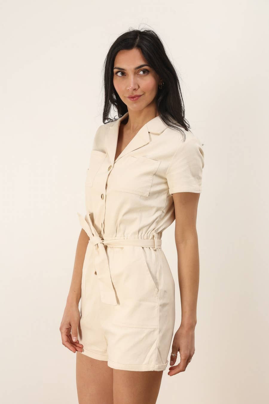 Tuta corta Candice con scollo a V e vita elasticizzata