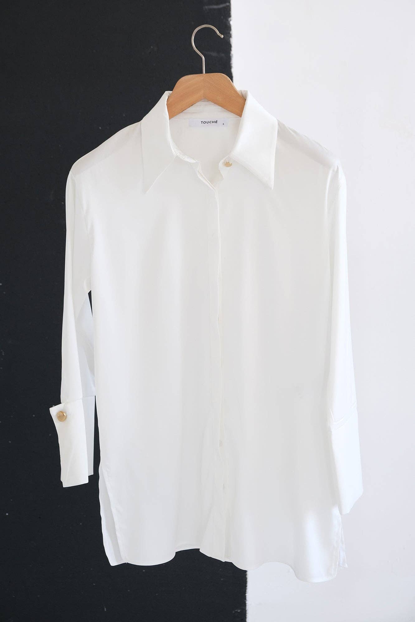 Camicia classica bianca in raso con polsini larghi