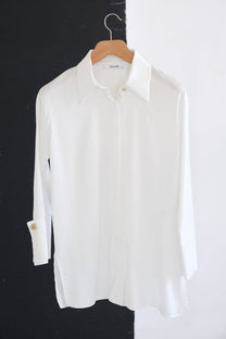 Camicia classica bianca in raso con polsini larghi