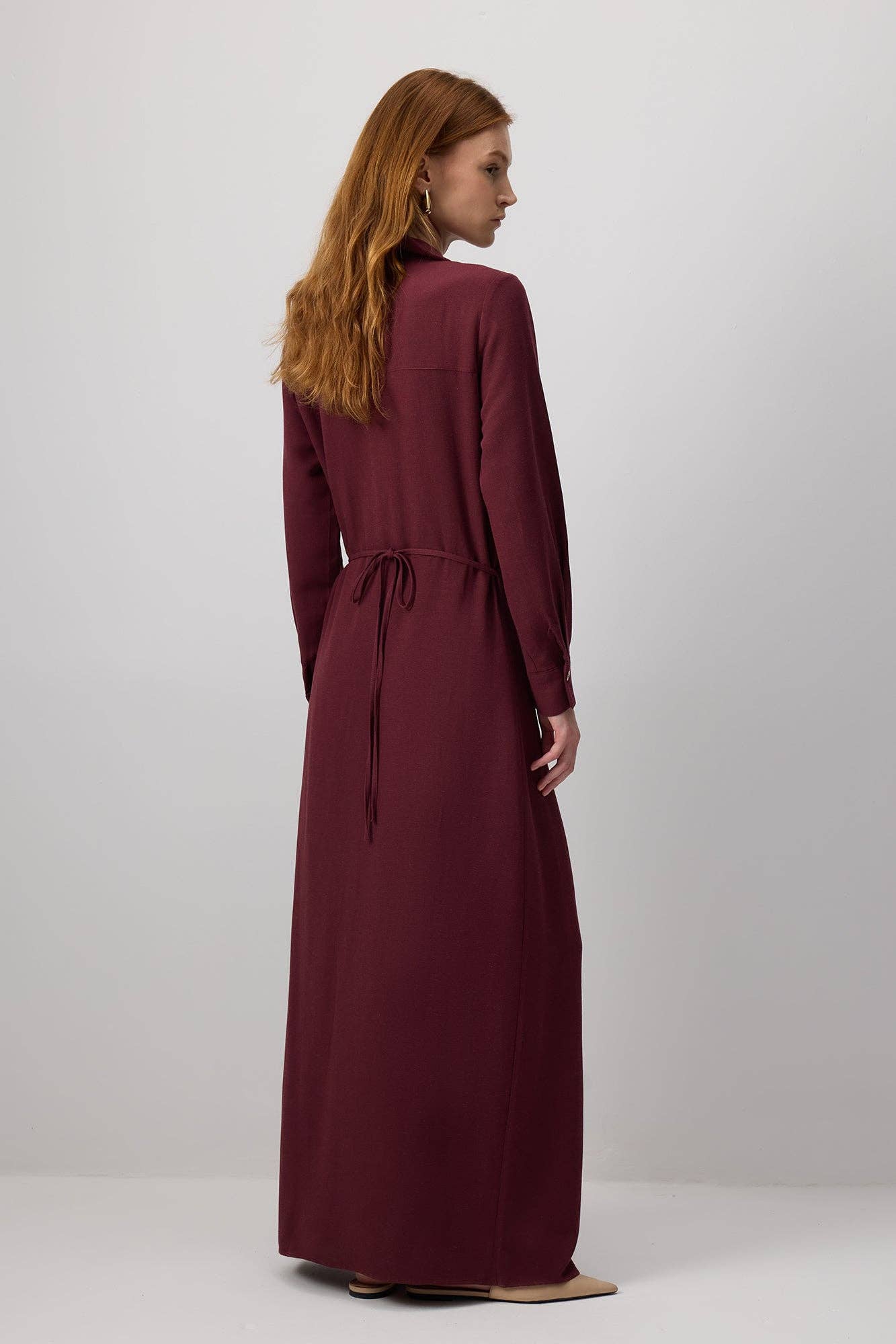 Abito lungo bordeaux con spilla e drappeggi