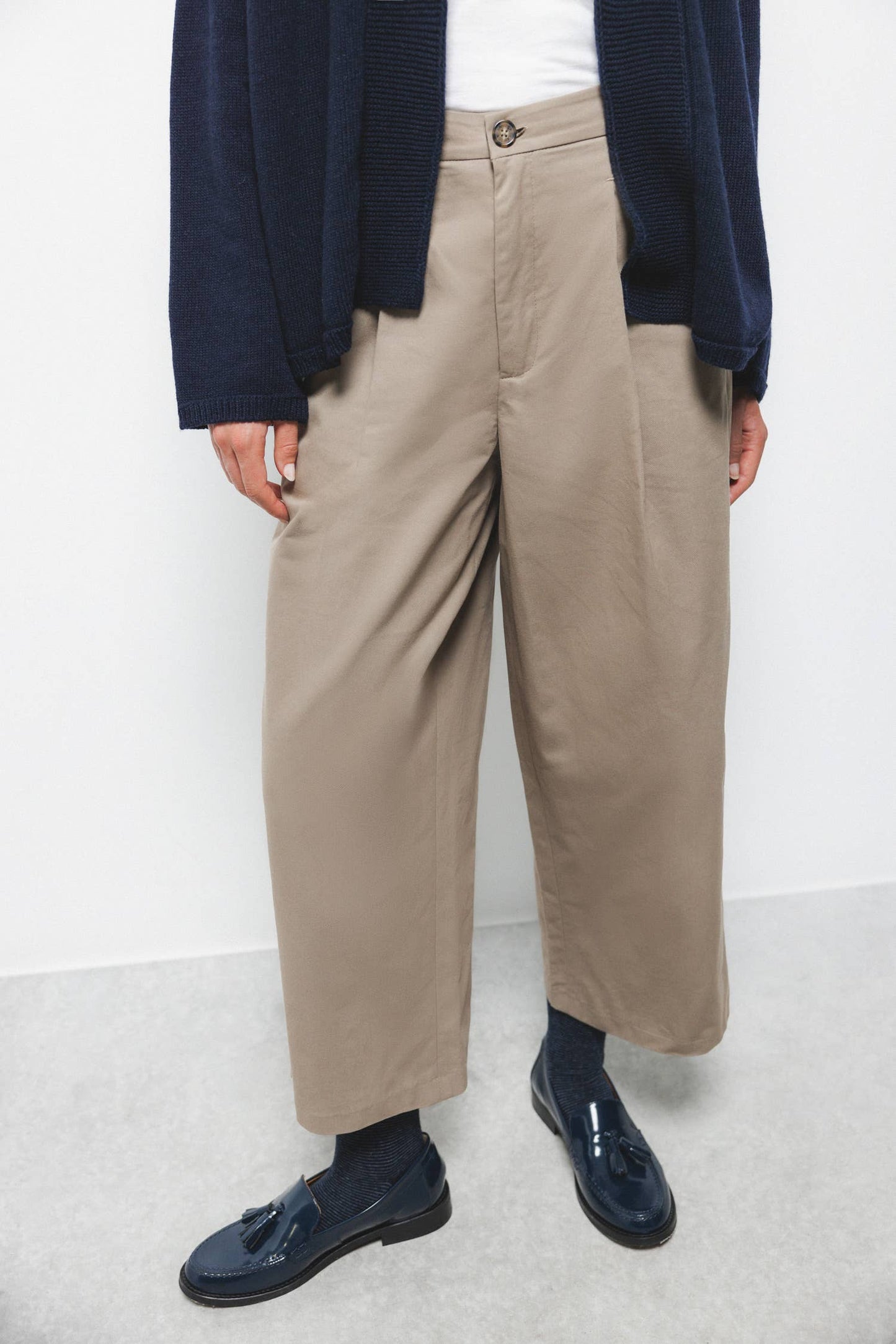 Pantaloni a sigaretta con pieghe in cotone