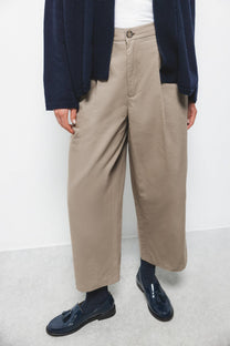 Pantaloni a sigaretta con pieghe in cotone
