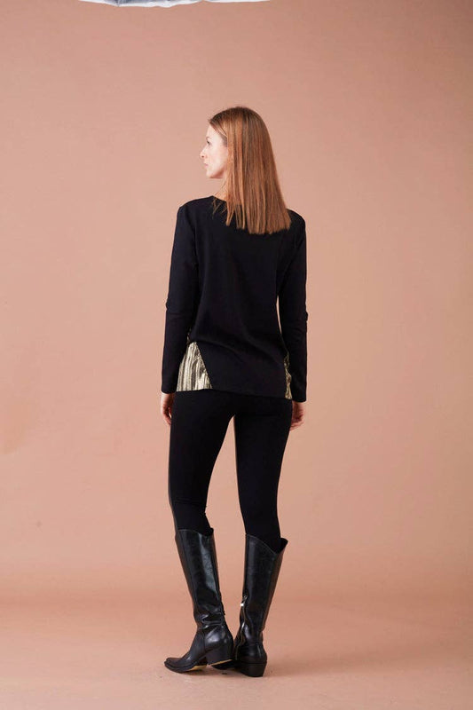 Maglia nera con inserti plissé laminati