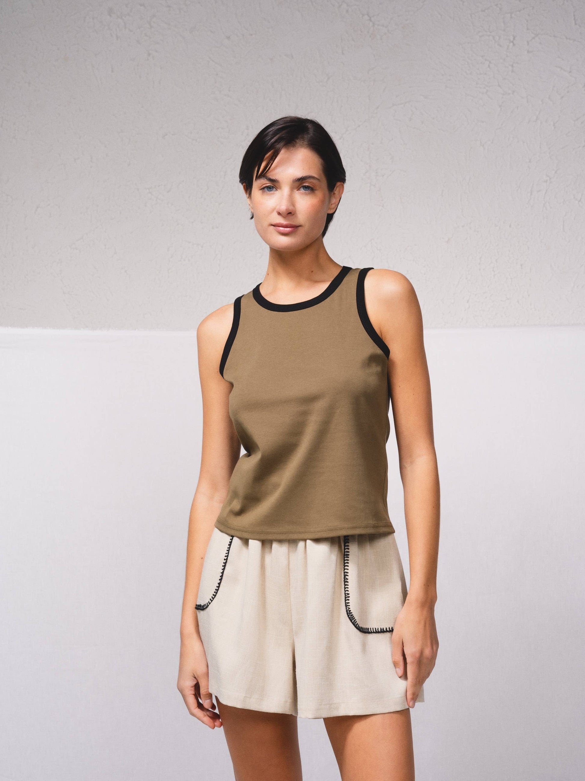 Top basic con bordi a contrasto