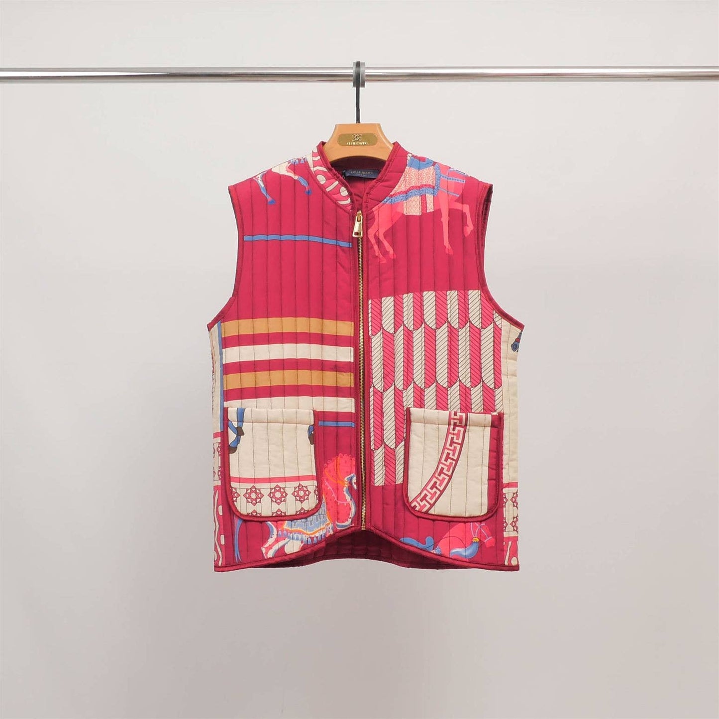 Gilet trapuntato smanicato con stampa cavalli