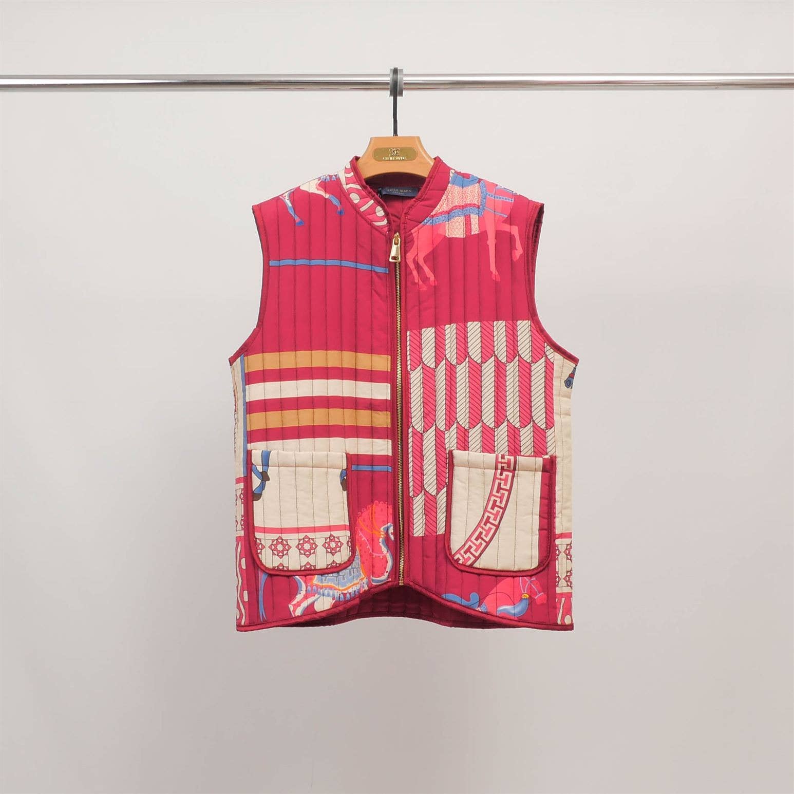 Gilet trapuntato smanicato con stampa cavalli