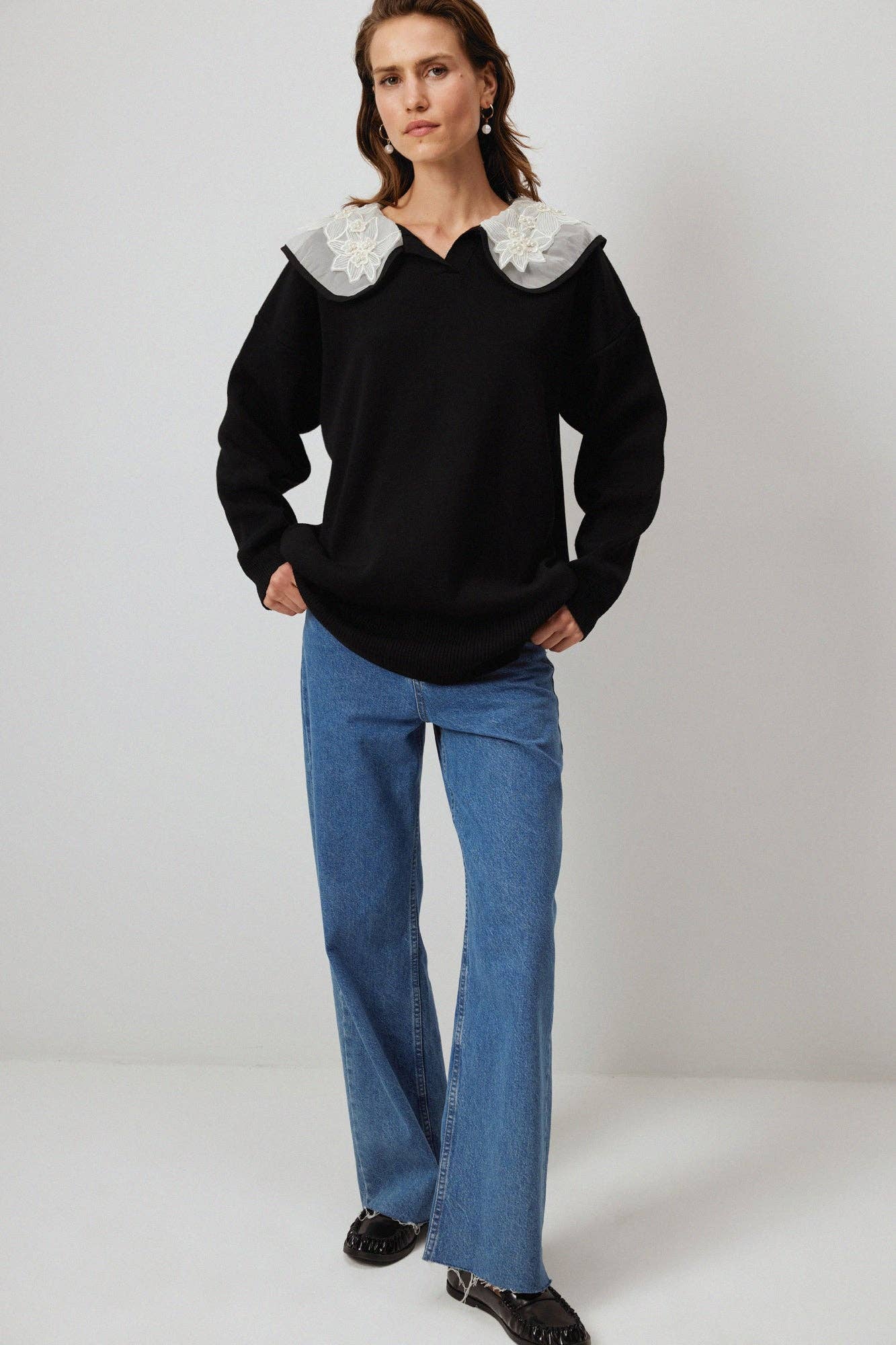 Maglione nero in maglia con colletto ricamato