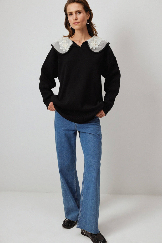 Maglione nero in maglia con colletto ricamato