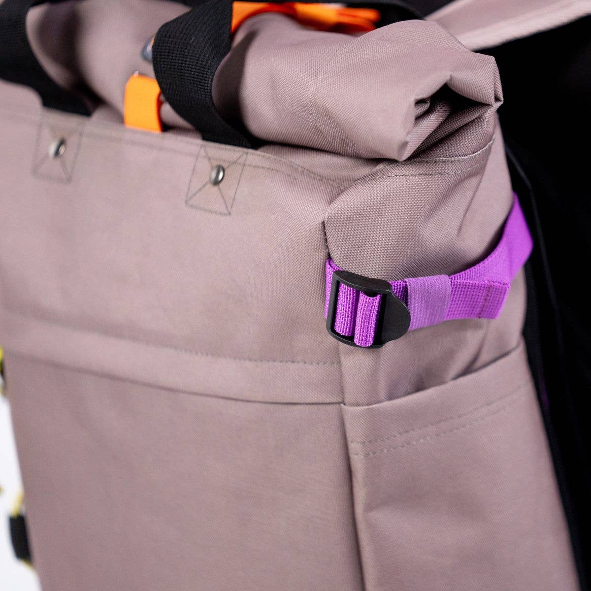 Zaino roll-top in poliestere riciclato color taupe