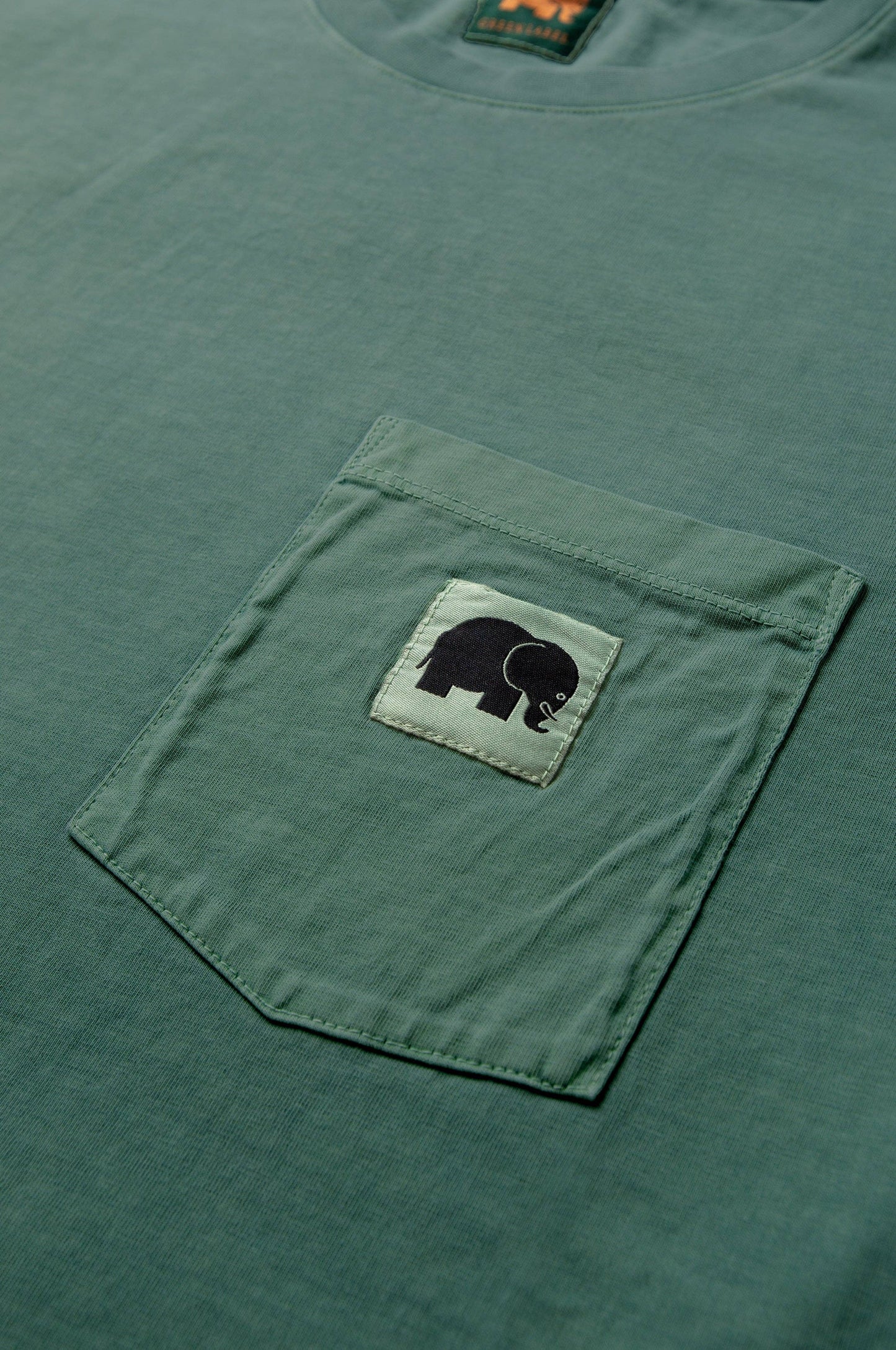 T-shirt tinta a pigmento verde con taschino