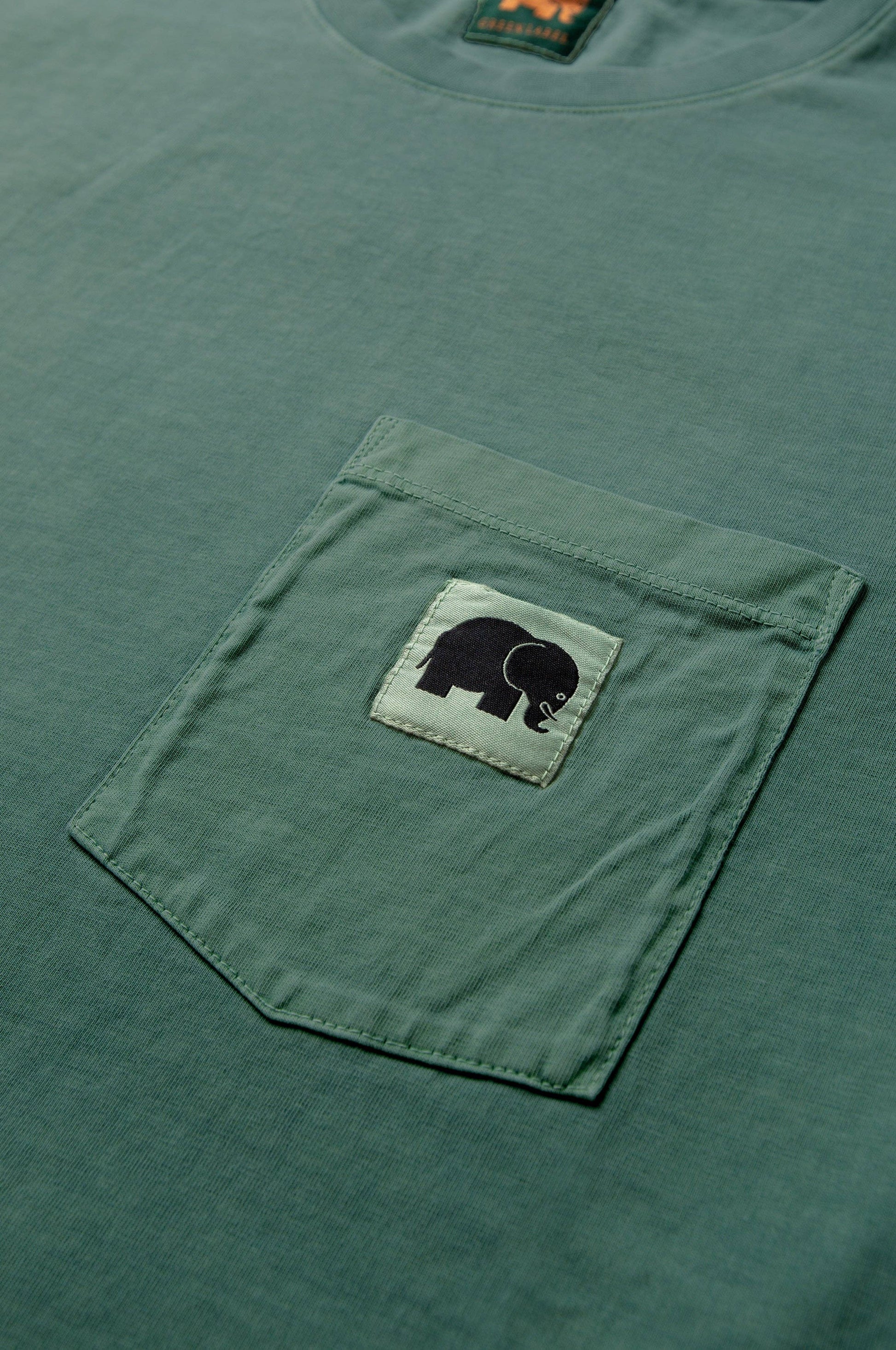 T-shirt tinta a pigmento verde con taschino