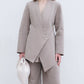 Completo elegante con blazer asimmetrico e pantaloni palazzo con bottoni gioiello