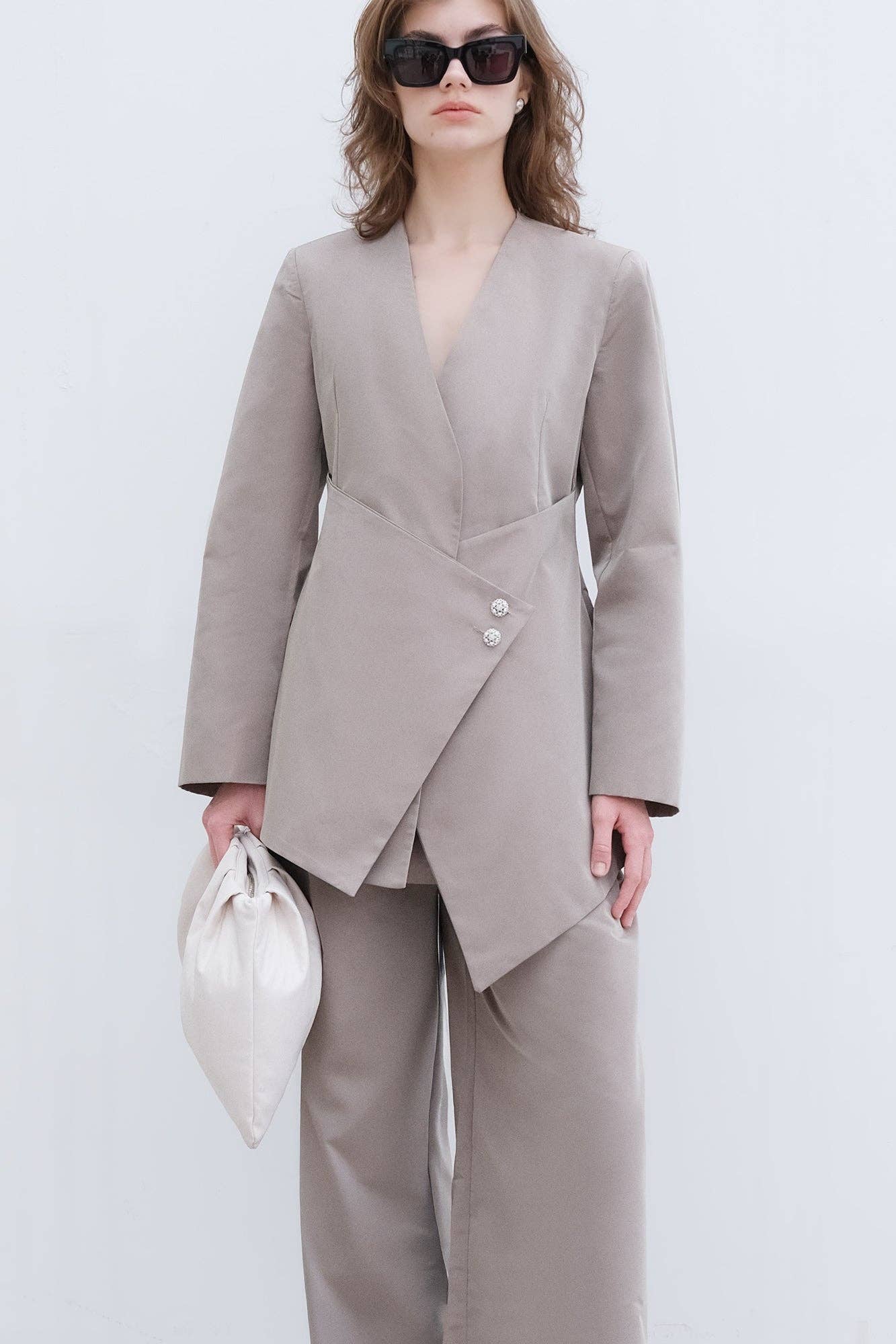 Completo elegante con blazer asimmetrico e pantaloni palazzo con bottoni gioiello