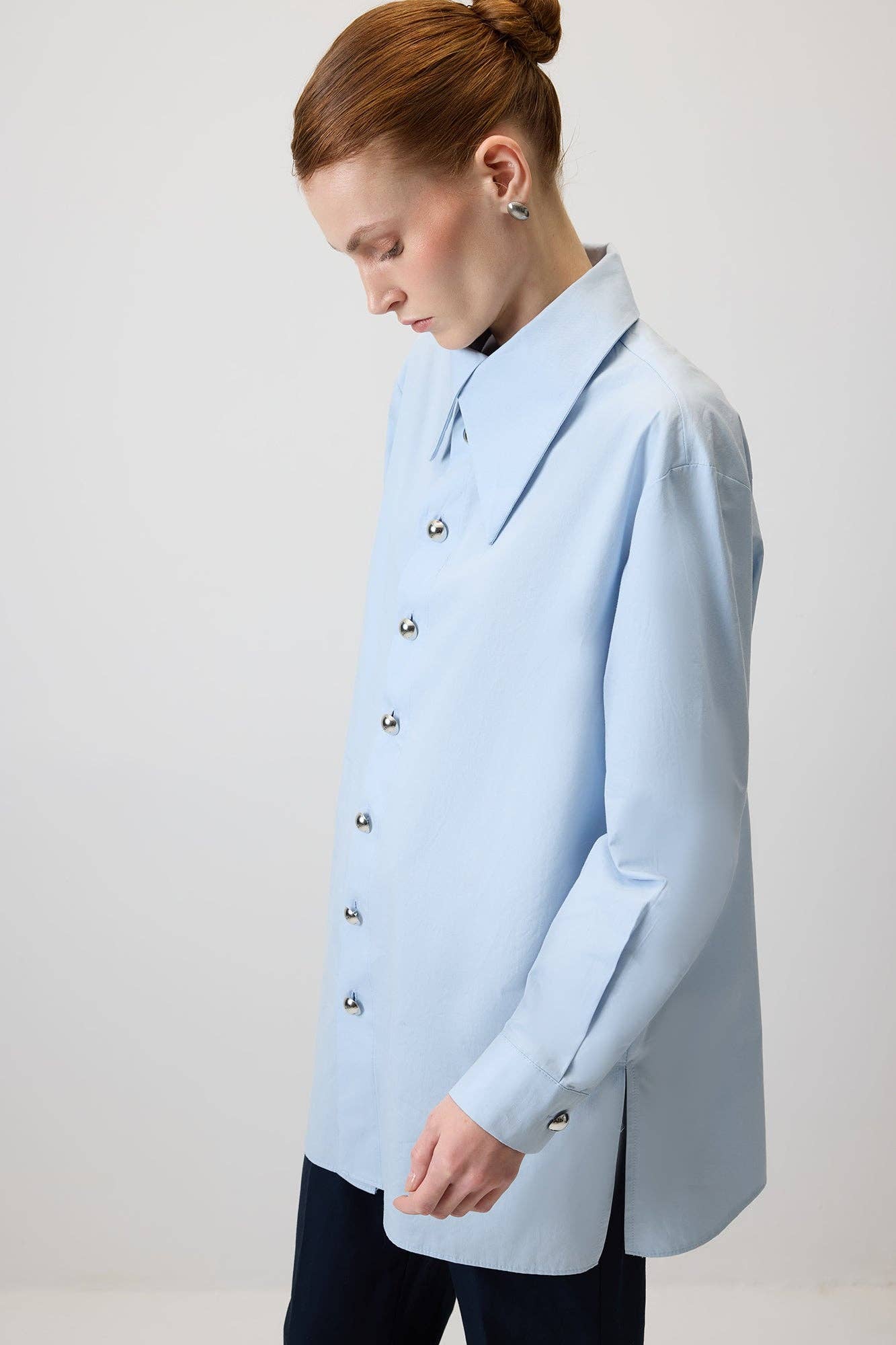 Camicia oversize azzurra con bottoni in metallo