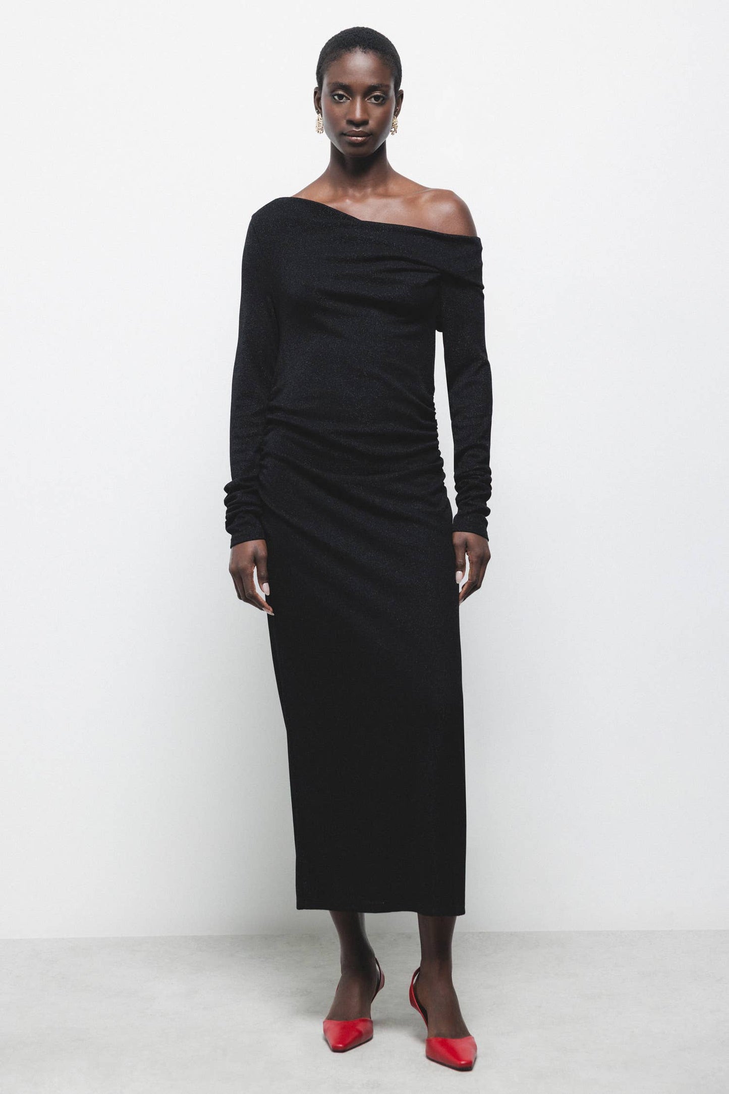 Abito lungo monospalla con scollo drappeggiato