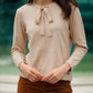 Maglia sottile con fiocco al collo