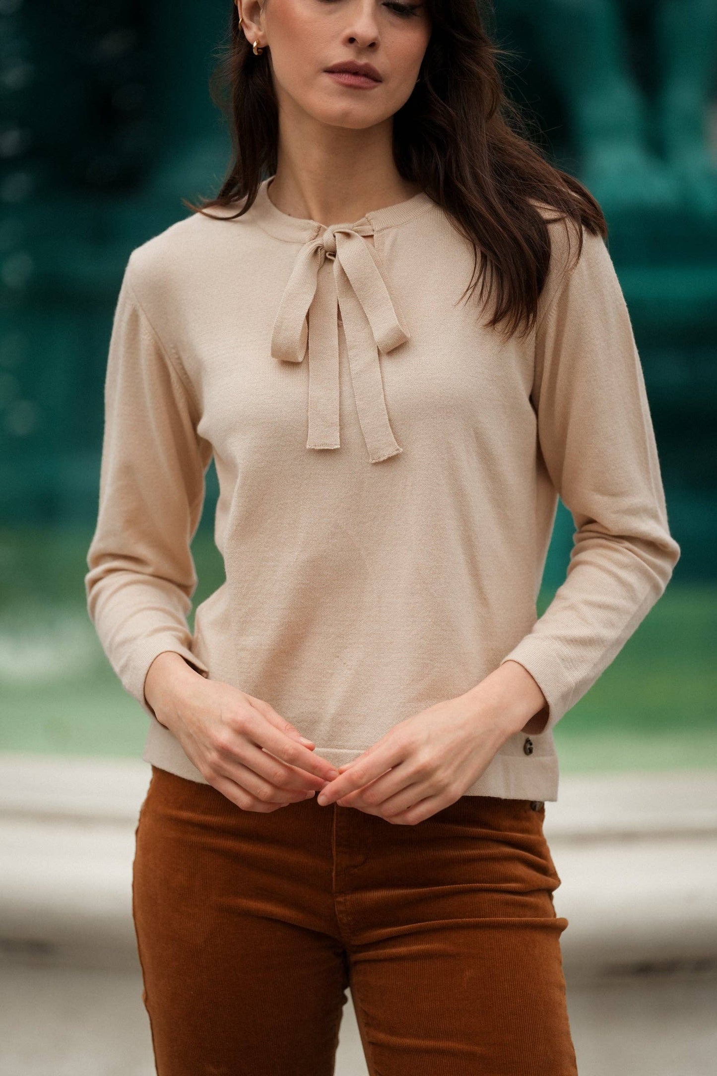Maglia sottile con fiocco al collo