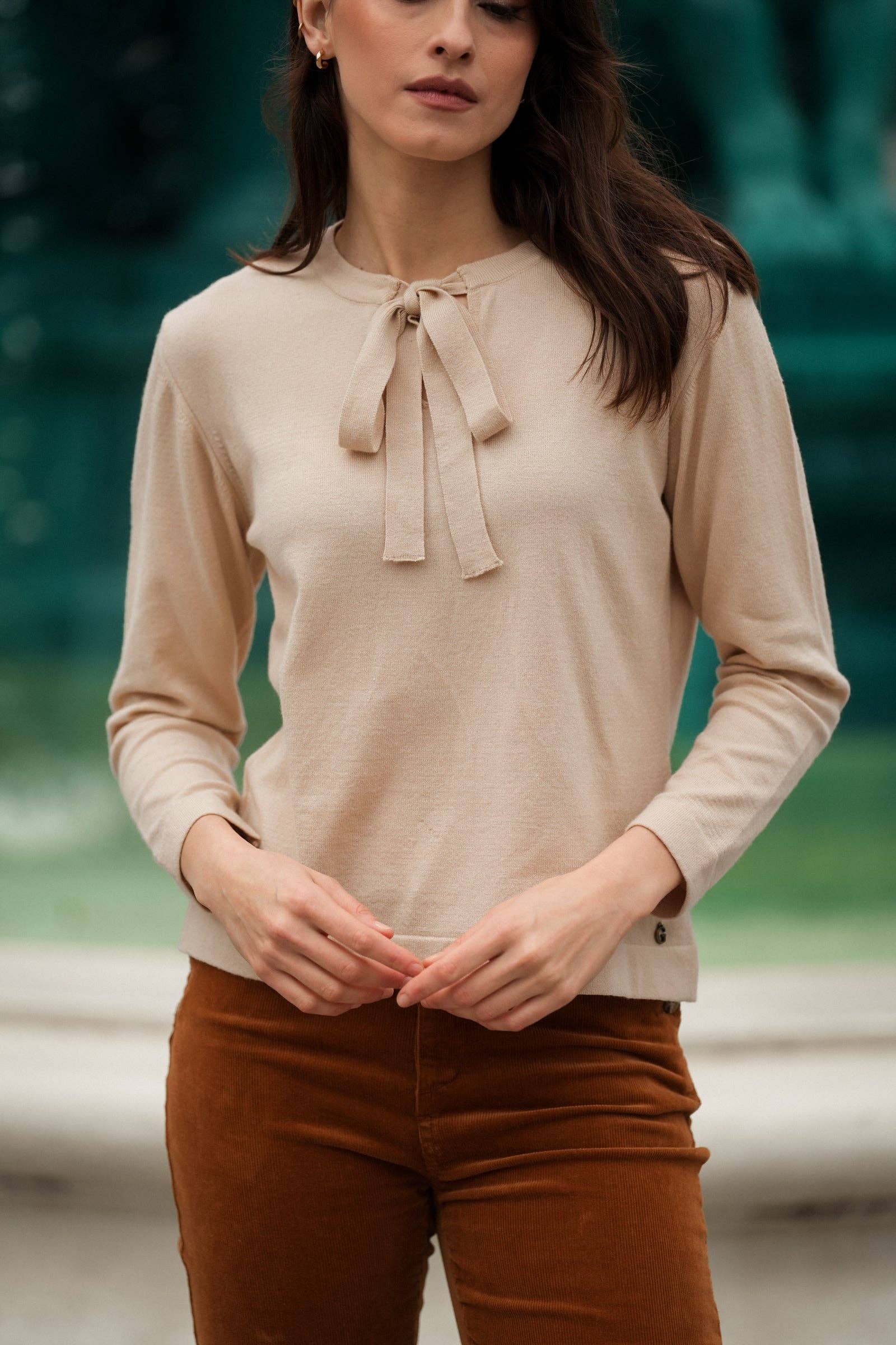 Maglia sottile con fiocco al collo