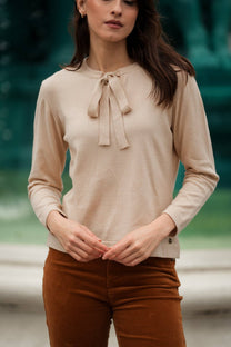 Maglia sottile con fiocco al collo