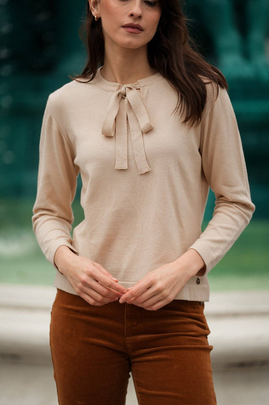 Maglia sottile con fiocco al collo