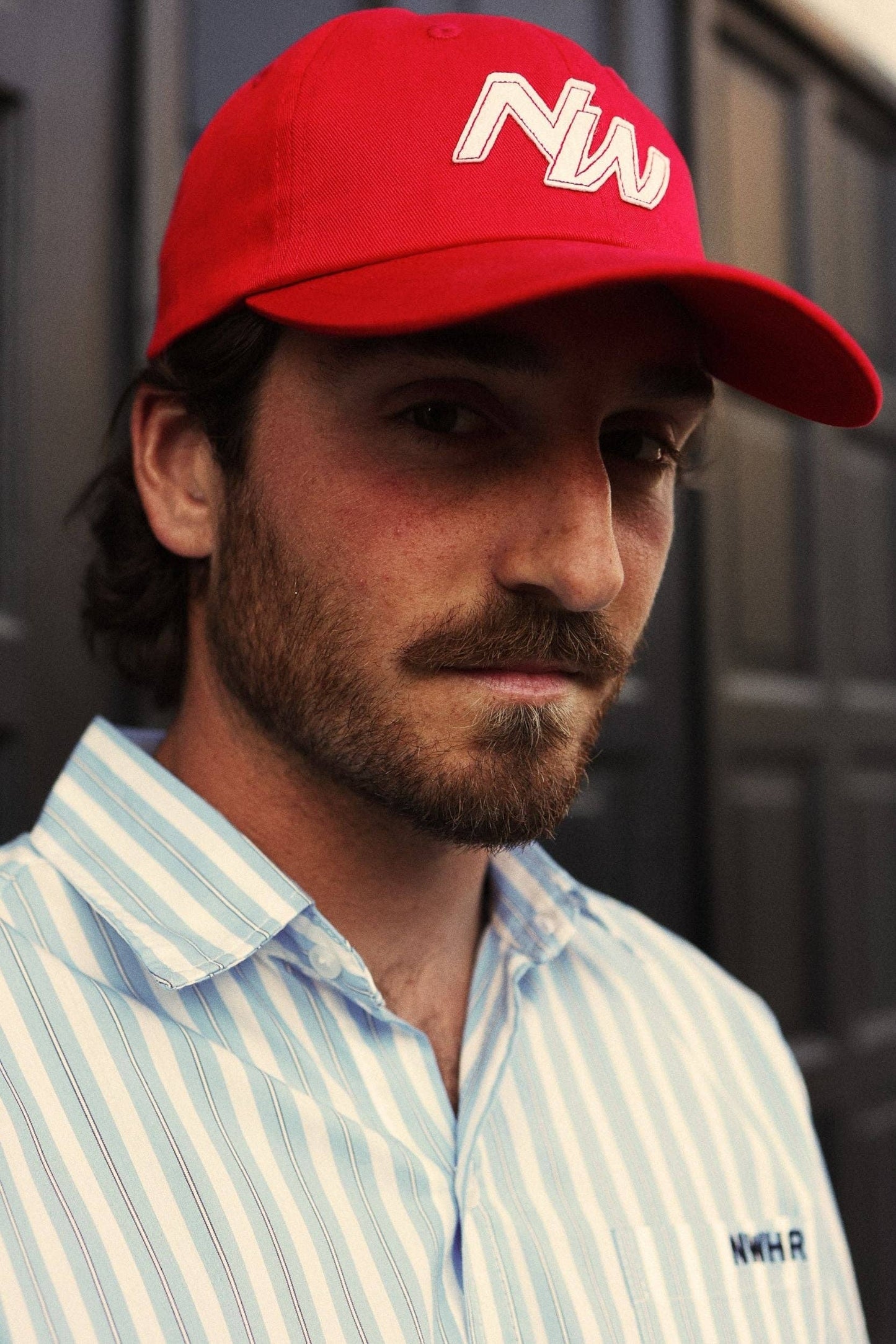 Cappellino snapback rosso in cotone organico con logo ricamato