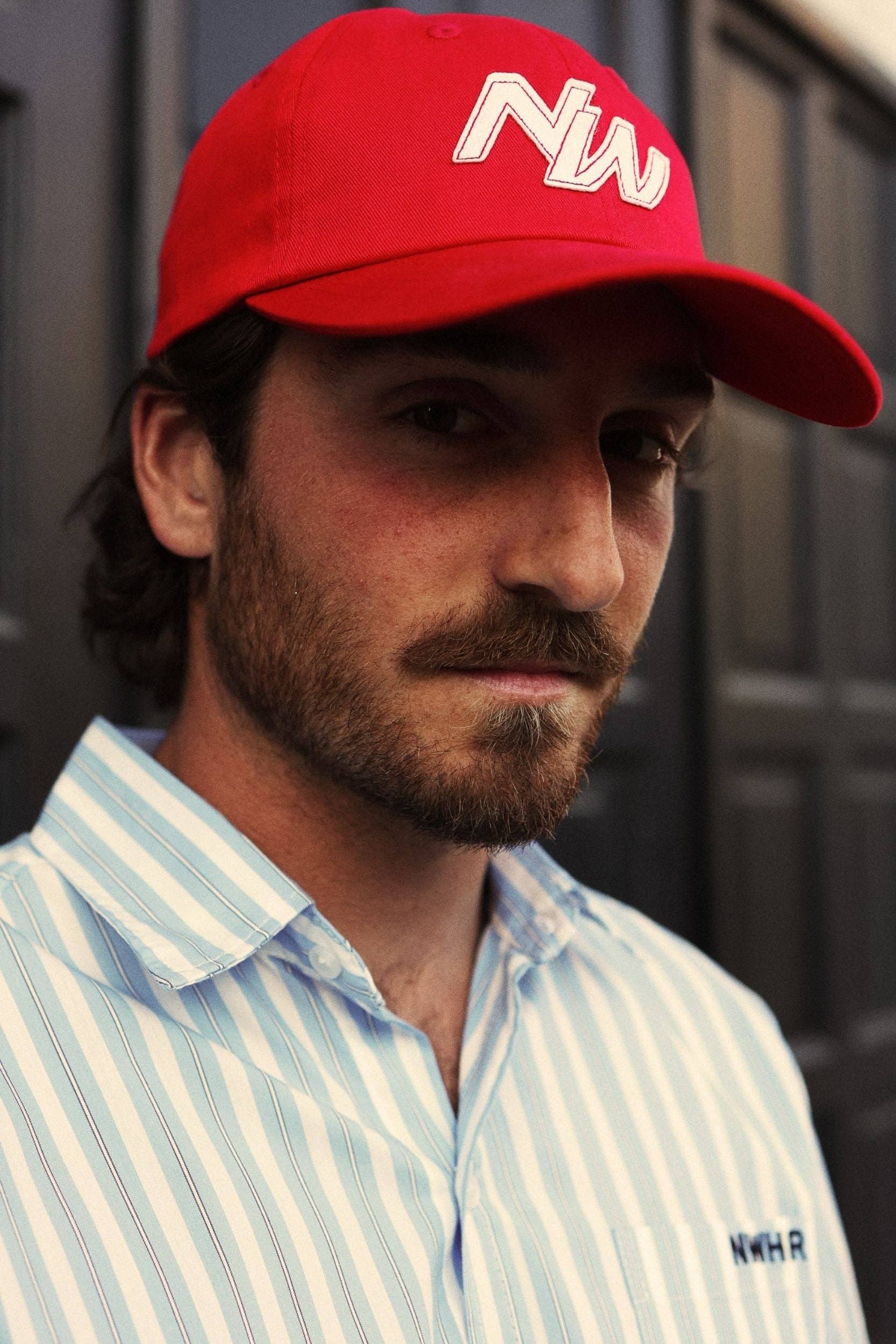Cappellino snapback rosso in cotone organico con logo ricamato