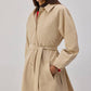Trench corto beige con cintura