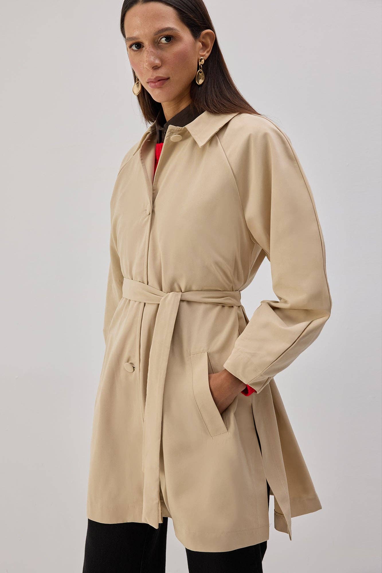 Trench corto beige con cintura