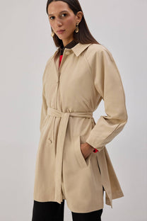 Trench corto beige con cintura