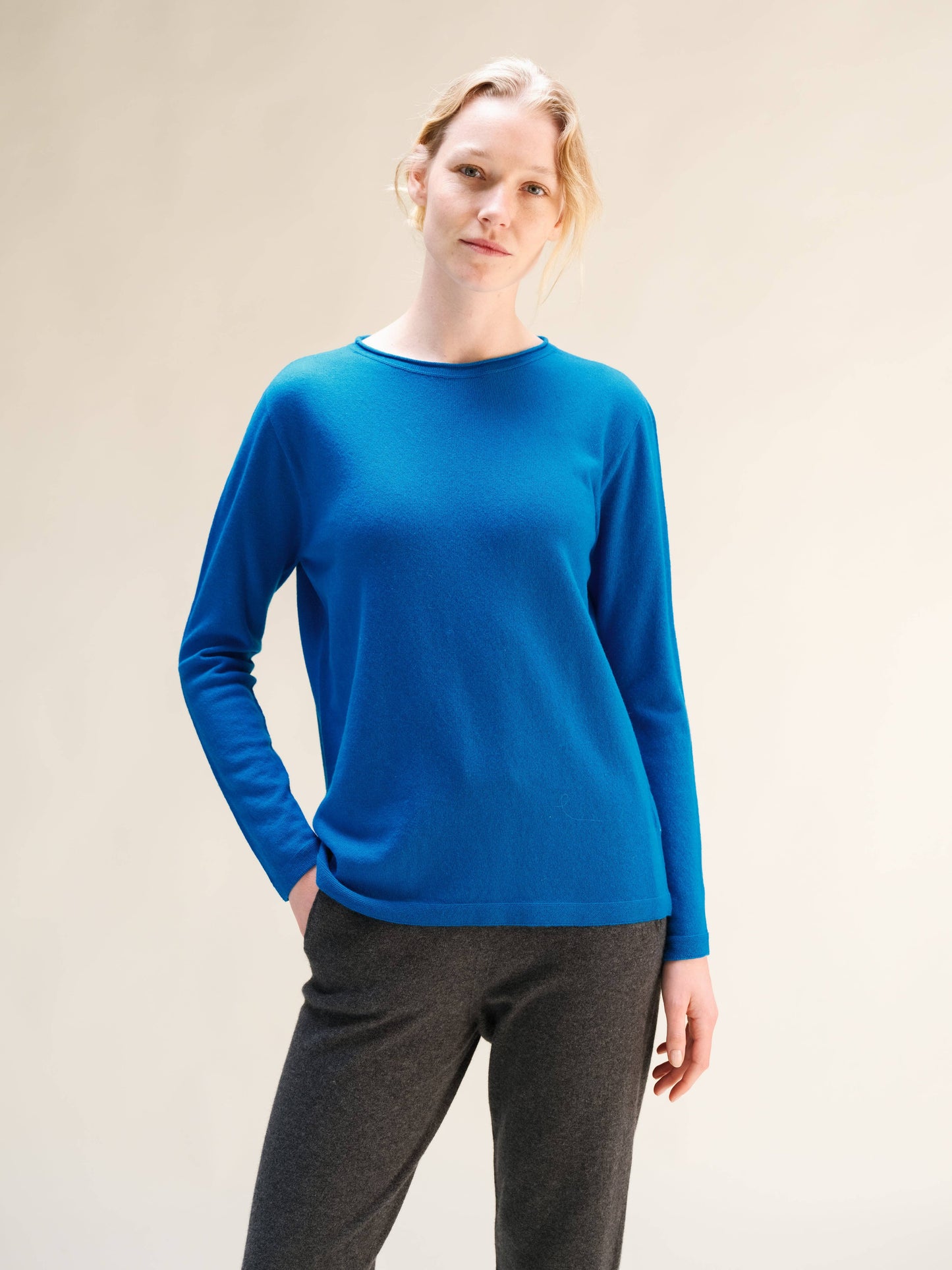 Maglia girocollo in misto cashmere con scollo curl