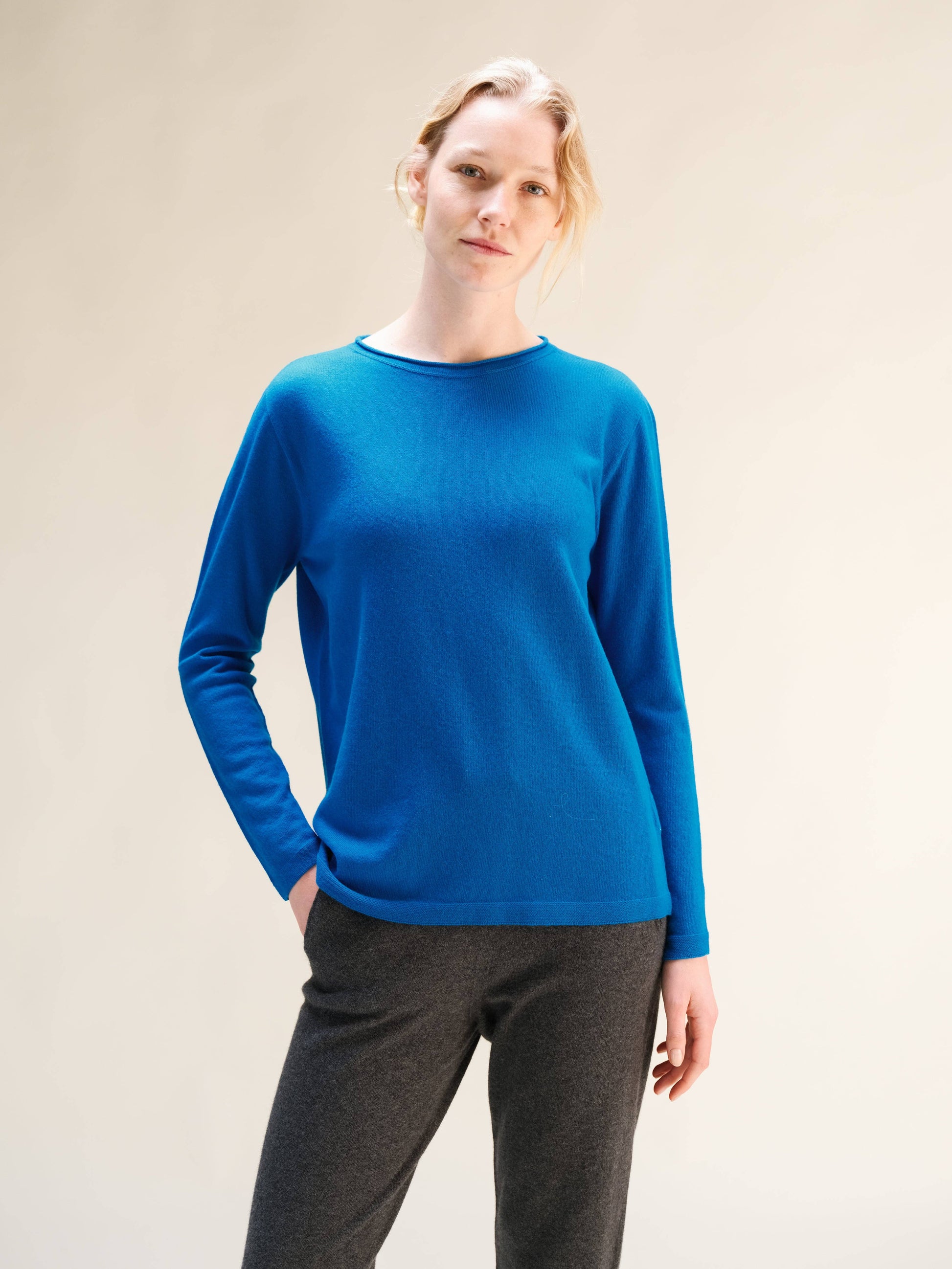 Maglia girocollo in misto cashmere con scollo curl
