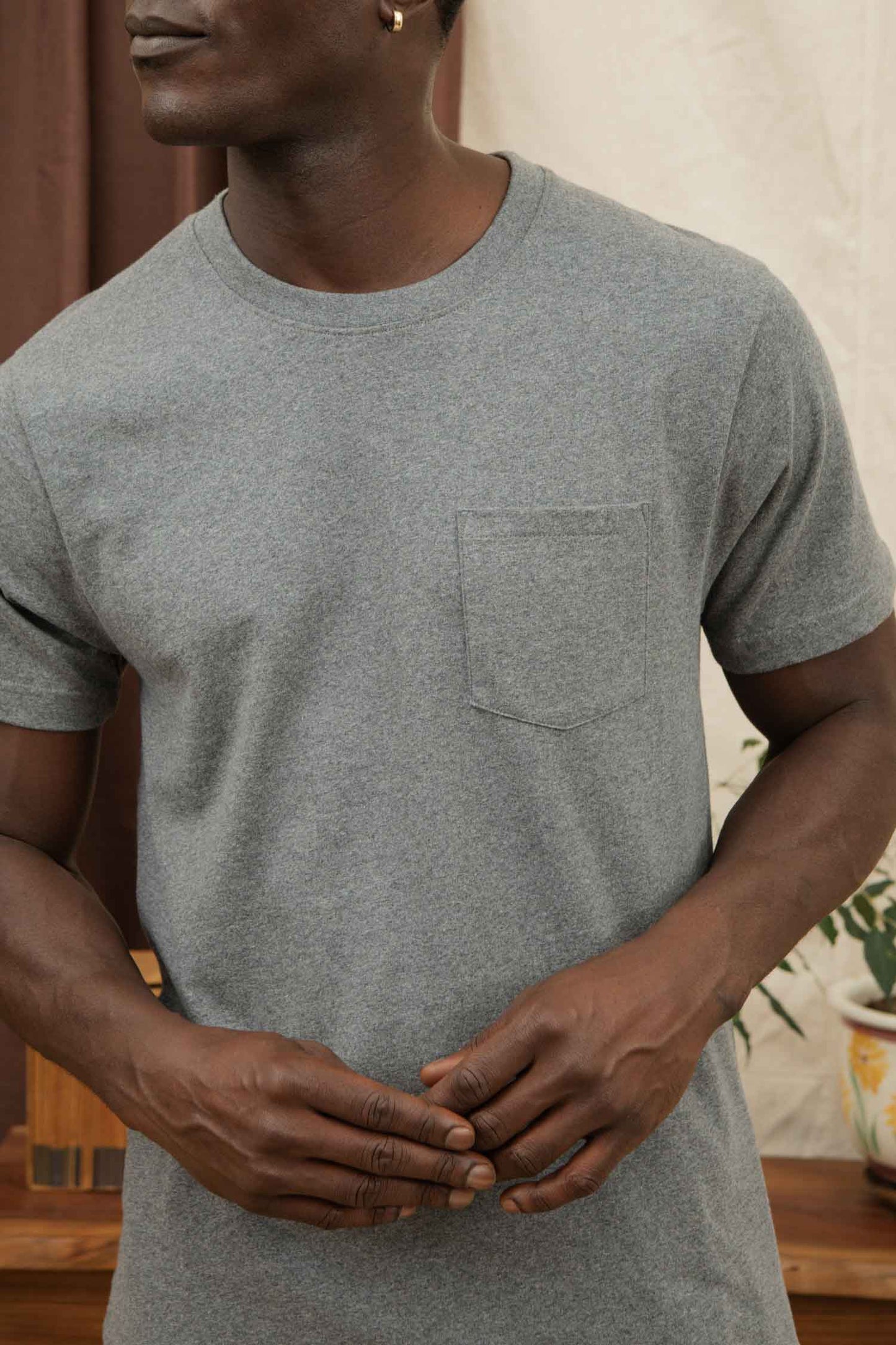 T-shirt riciclata con taschino grigio mélange