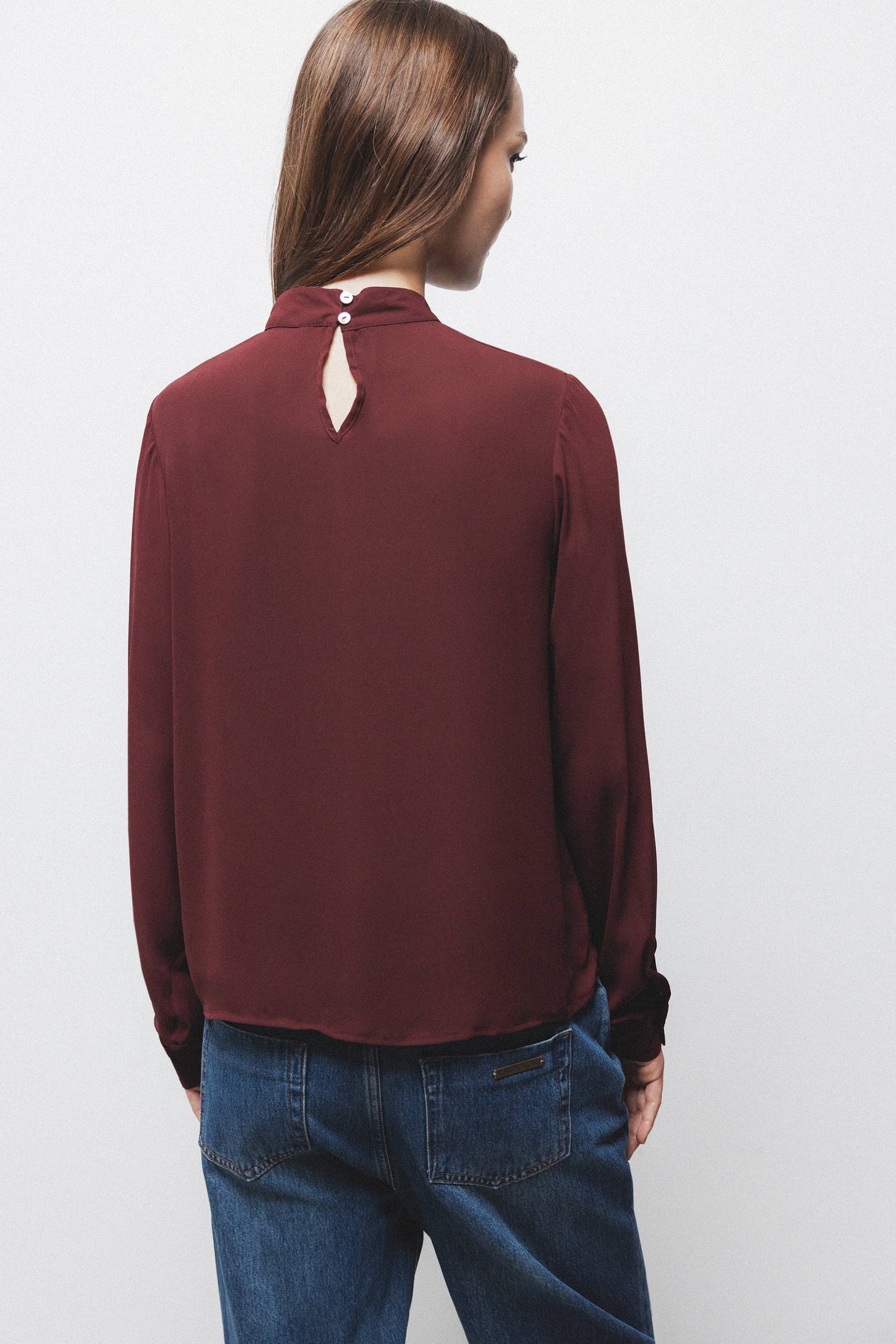 Blusa tinta unita con collo alto