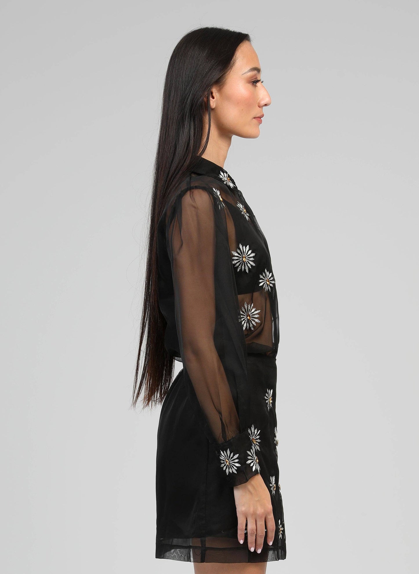 Camicia nera in organza con ricamo gioiello