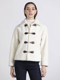 Cappotto corto teddy con chiusure a gancio