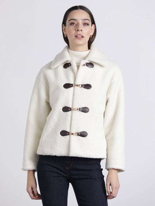 Cappotto corto teddy con chiusure a gancio