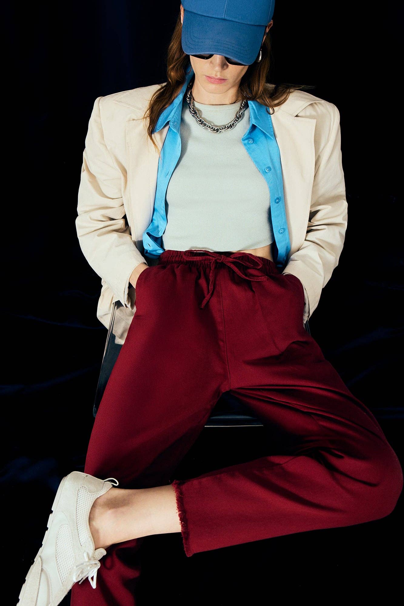 Pantaloni jogger a vita alta in gabardina con coulisse bordeaux