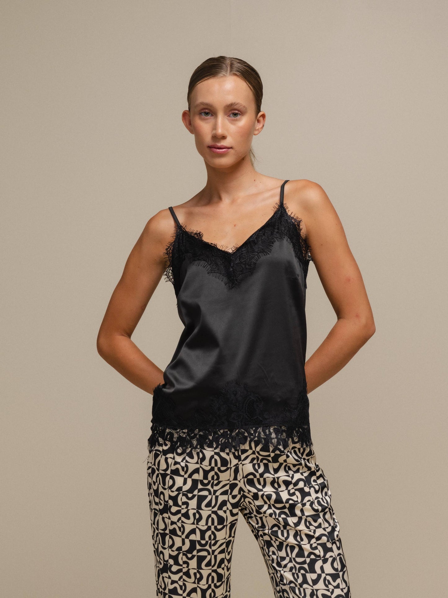 Top in raso con pizzo e spalline sottili