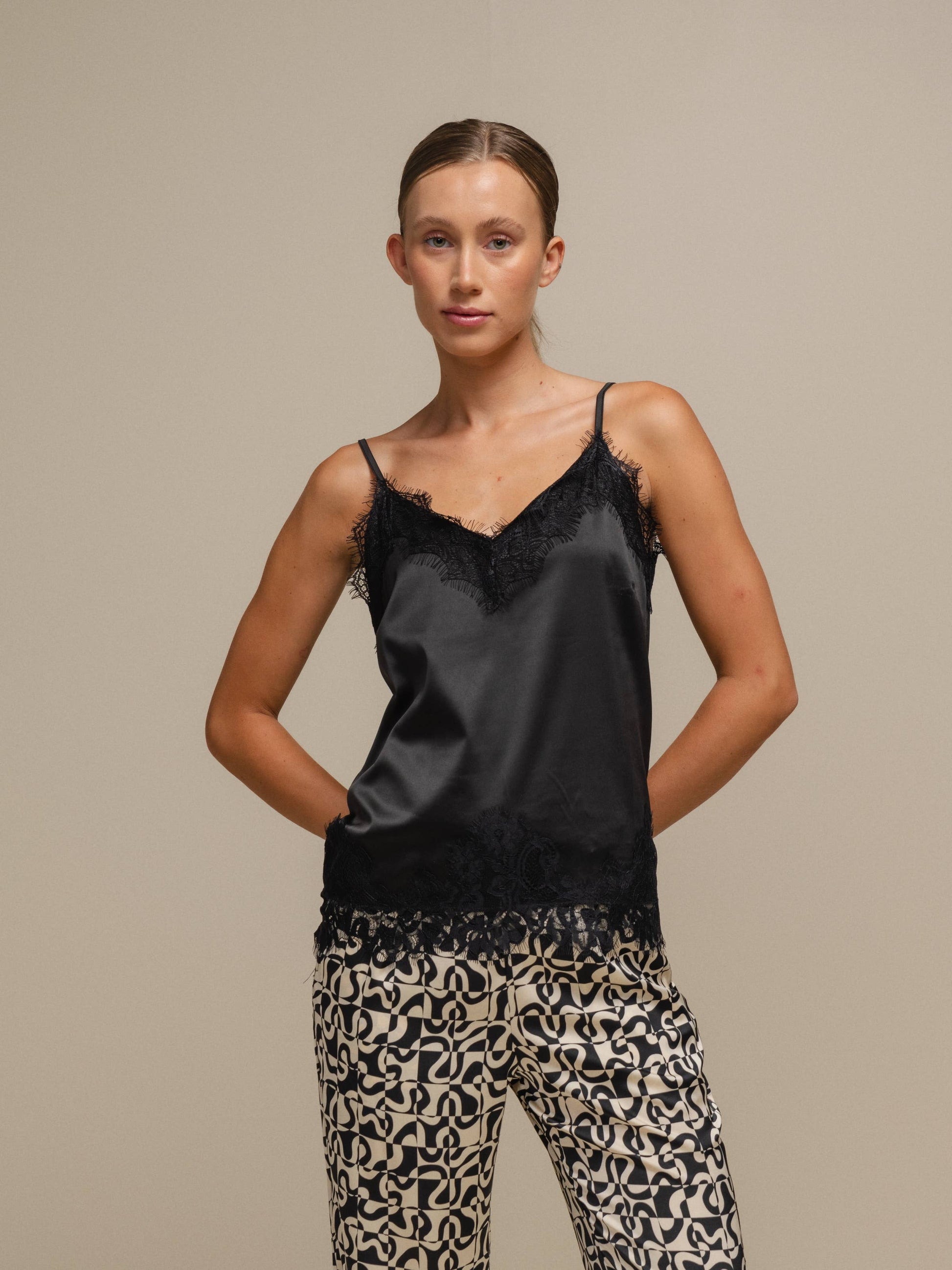 Top in raso con pizzo e spalline sottili