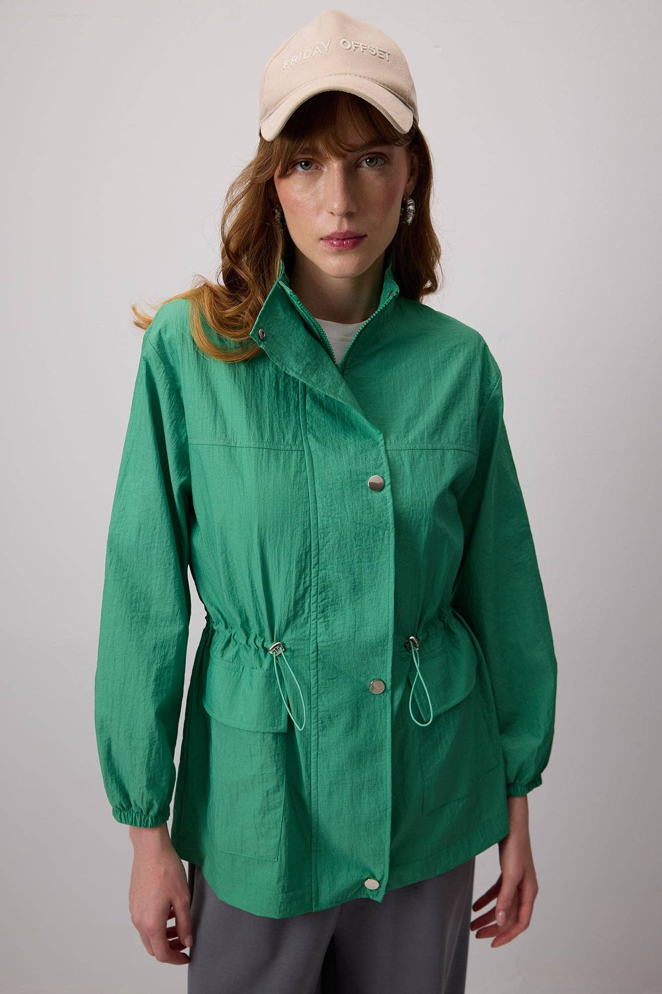 Giacca verde a collo alto con coulisse in vita