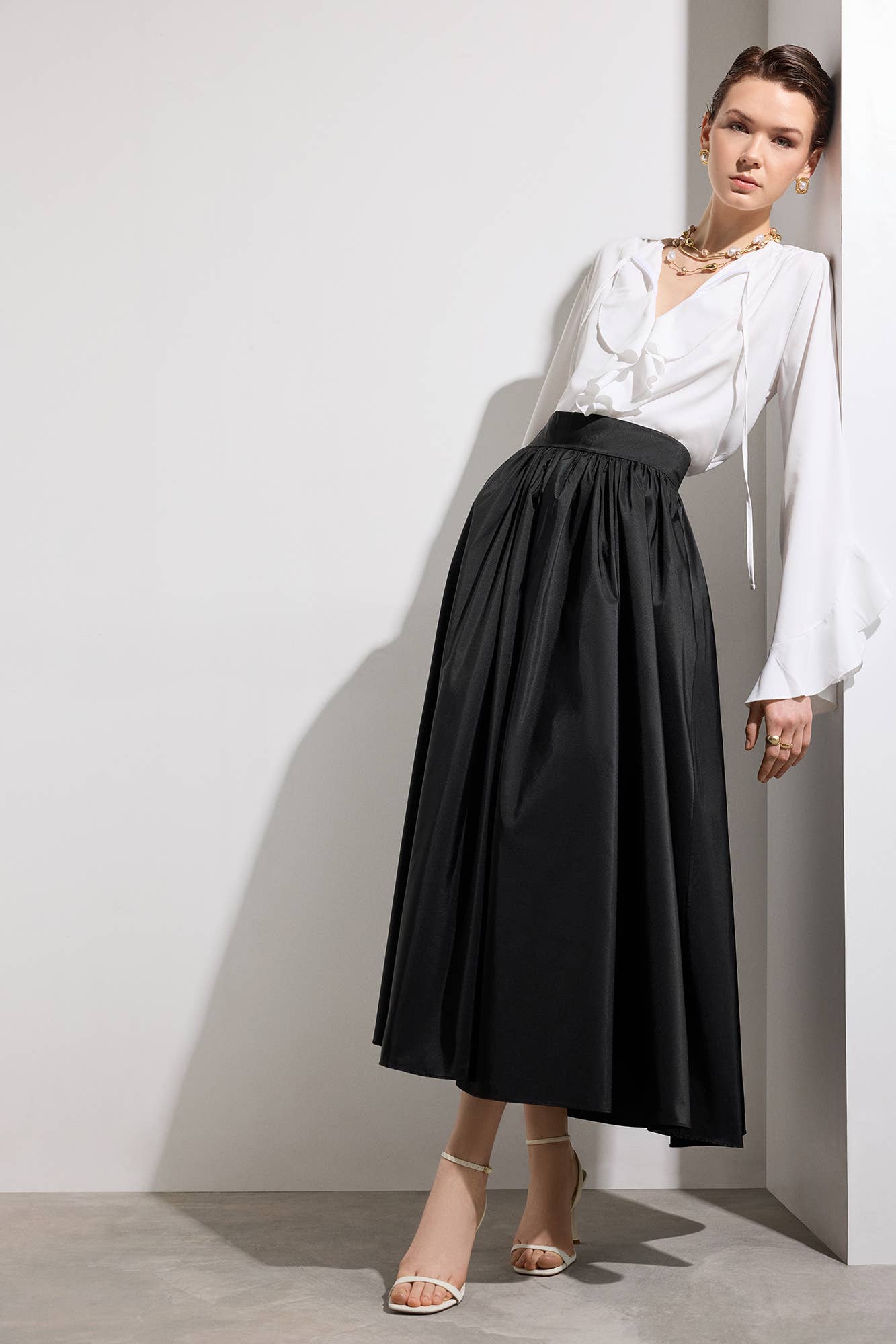 Gonna lunga elegante plissettata in taffetà a vita alta