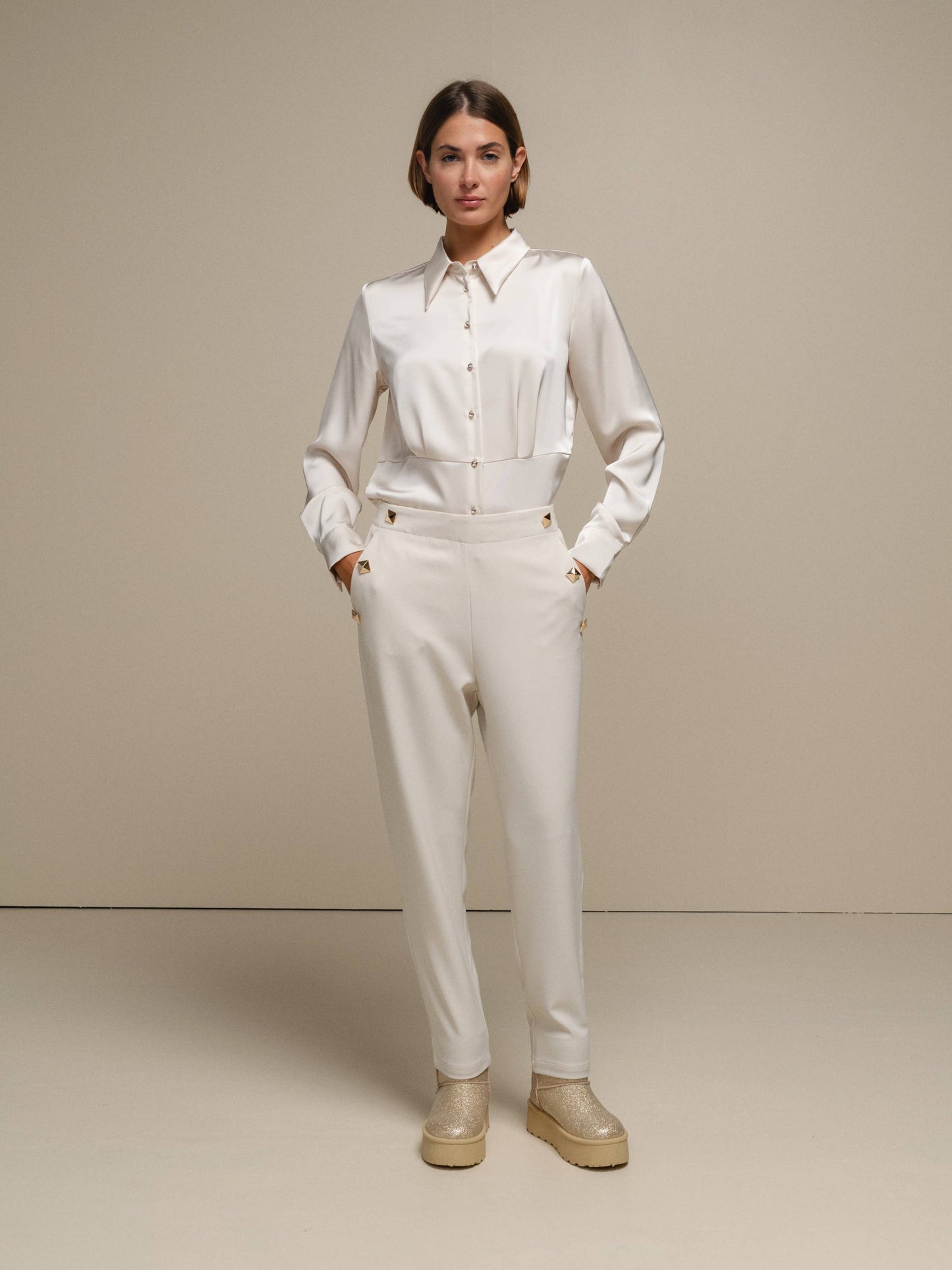 Pantaloni da donna eleganti con borchie