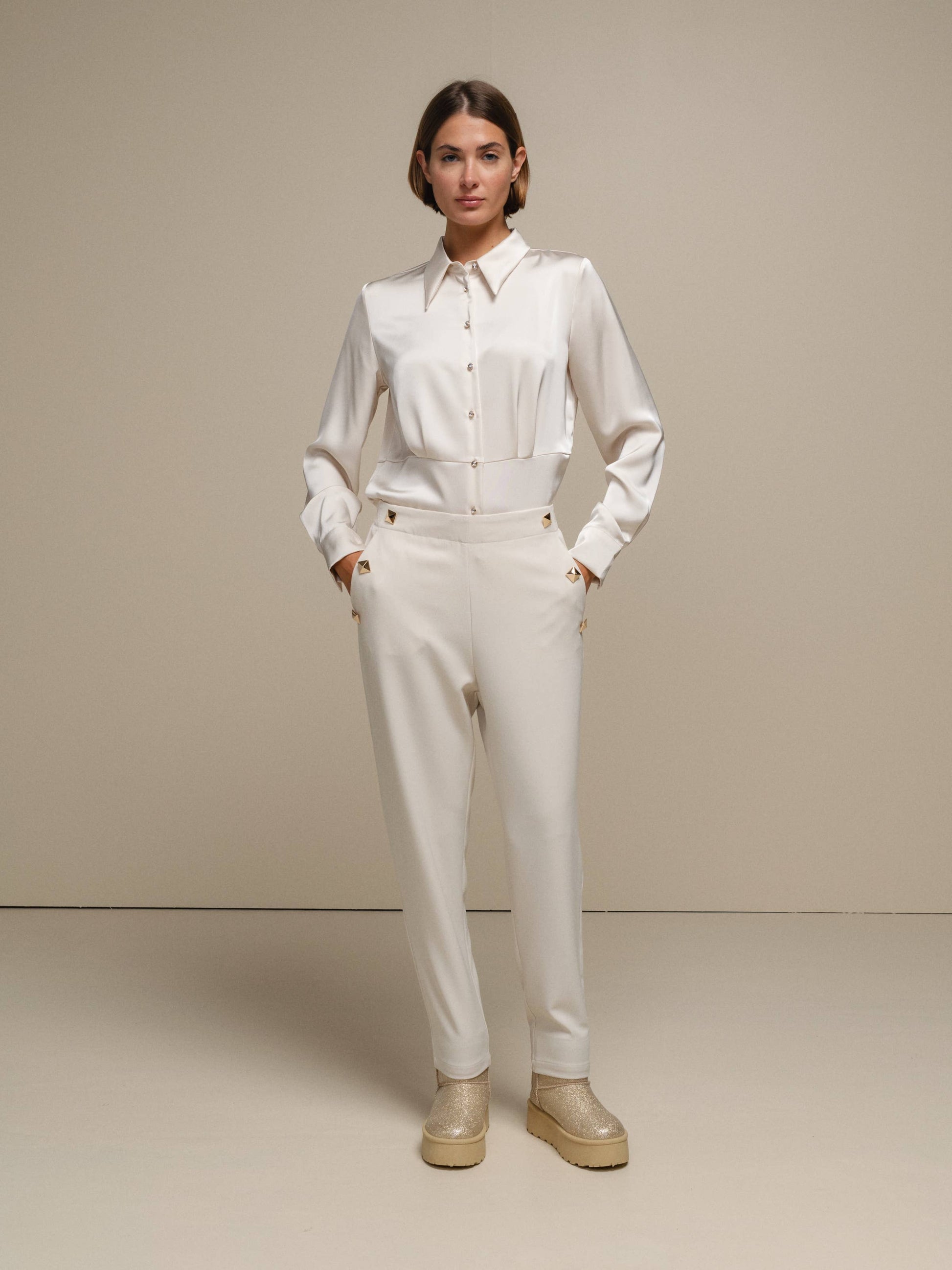 Pantaloni da donna eleganti con borchie
